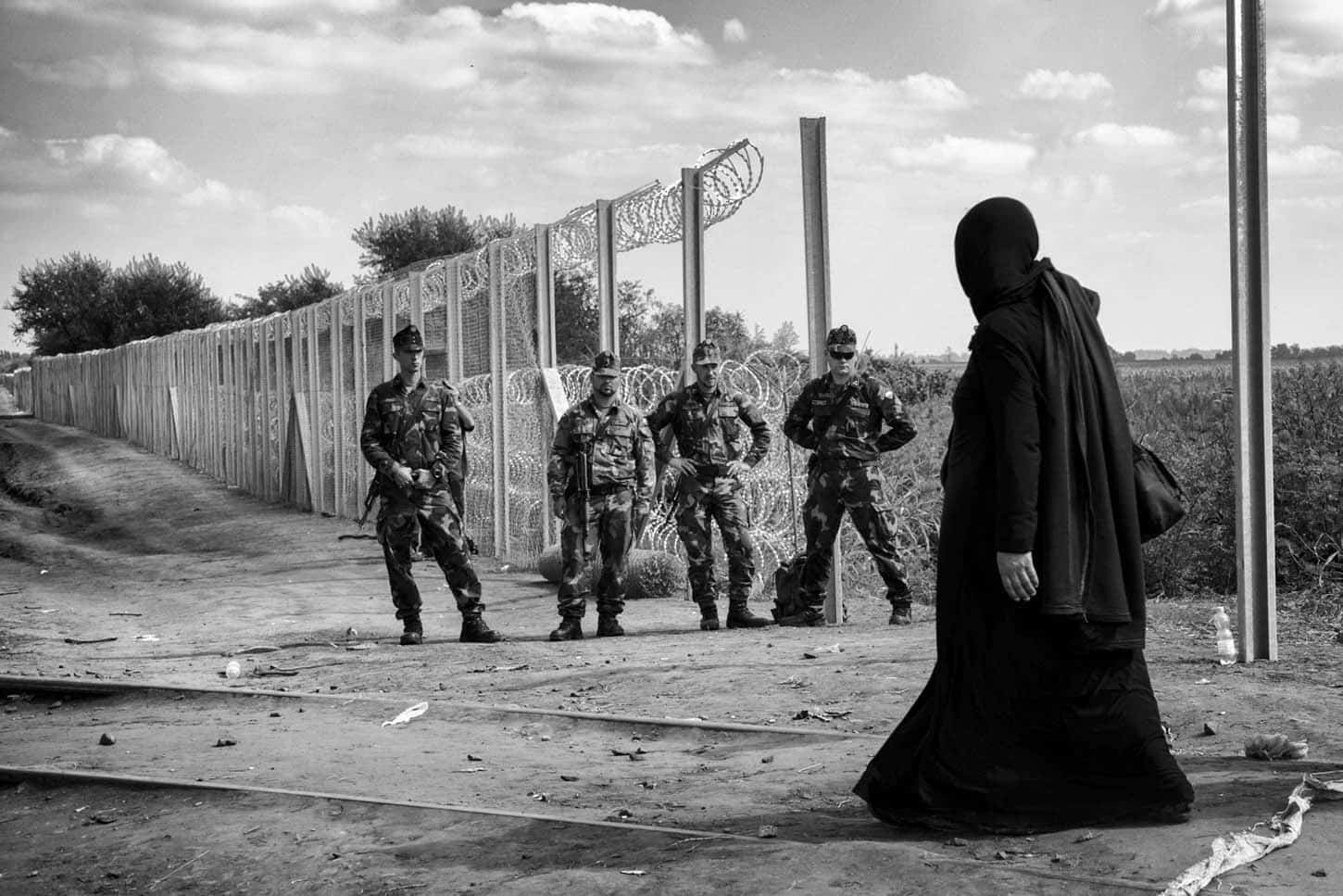 Louis Jammes, Schengen border, 2015 Frontière serbo-hongroise, Tovarnik, Hongrie, affiche 400 x 300 cm