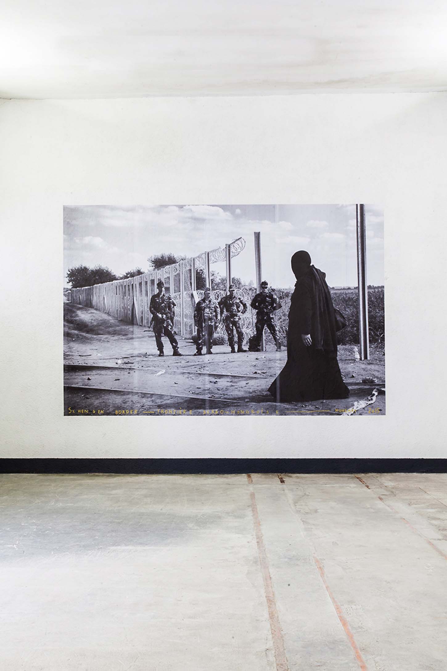 Louis Jammes, Schengen border, 2015 Frontière serbo-hongroise, Tovarnik, Hongrie, affiche 400 x 300 cm